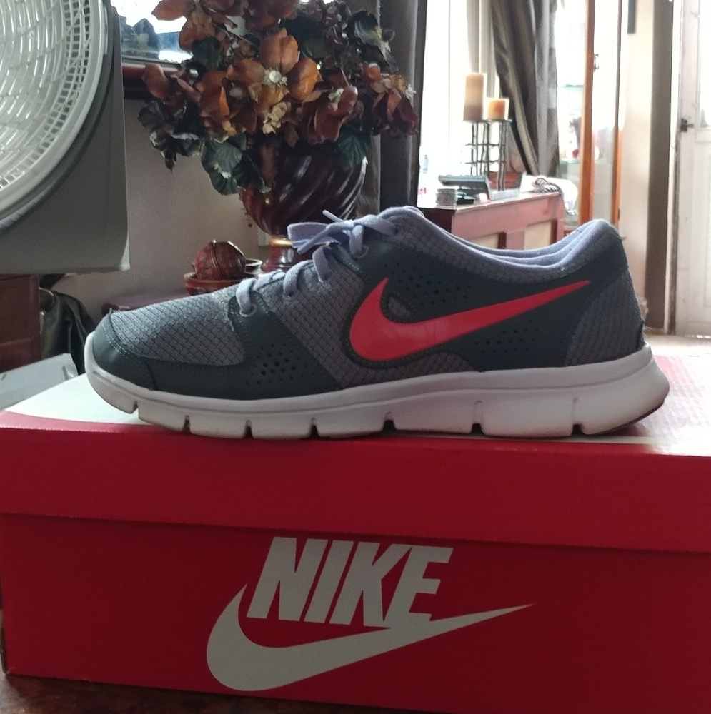 Women's size 9.5 Nike Flex Experience RN